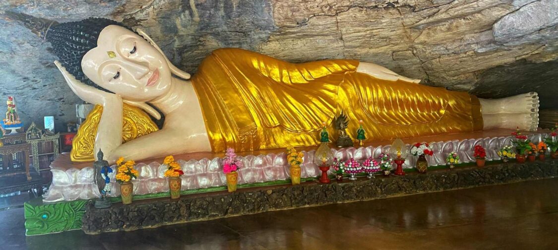 Wat Tham Phra Phuttha Saiyat, Sakon Nakhon