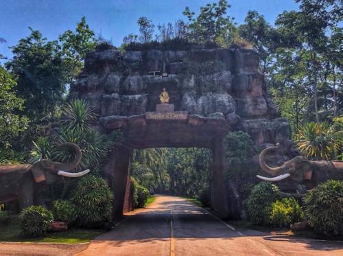 Wat Phu Tok, Entrance to Temple