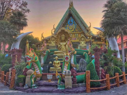 Wat Tai Phra Chao Yai Ong Tue