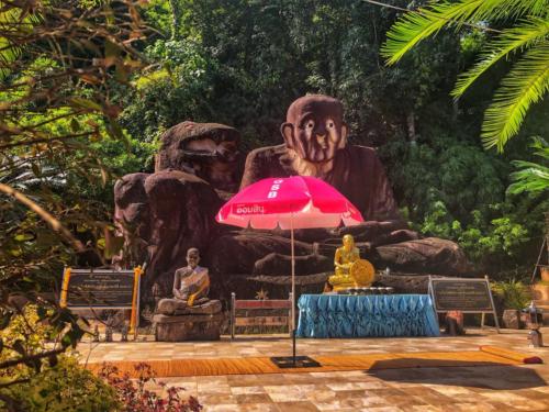 Wat Tham Pha Daen Luang Pu Thuat Monk Art