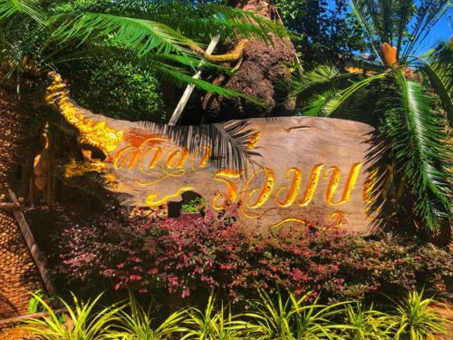 Wat Tham Pha Daen Signage